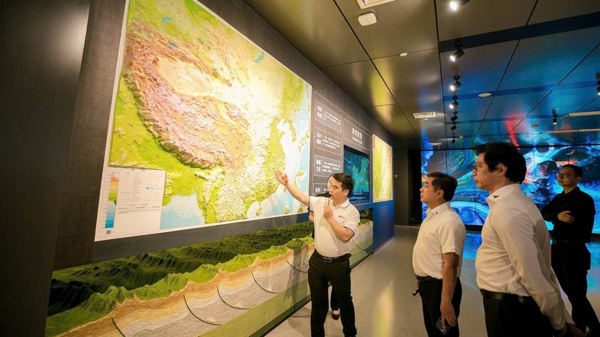 Tập đoàn Đèo Cả và Tập đoàn Văn Phú đã đi khảo sát thực tế các công trình hạ tầng tiêu biểu dọc các sông lớn tại Trùng Khánh, Trung Quốc.