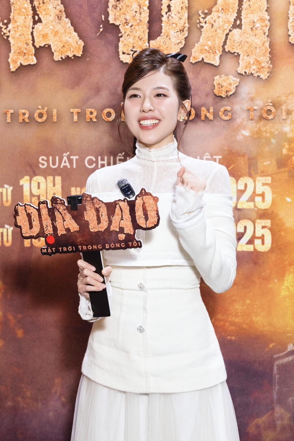 Lamoon còn góp giọng ở nhạc phim "Địa đạo". Giọng hát trong trẻo của Út Khờ trở thành liều thuốc tinh thần cho đồng đội, mang lại sự ấm áp giữa bầu không khí ngột ngạt và căng thẳng.