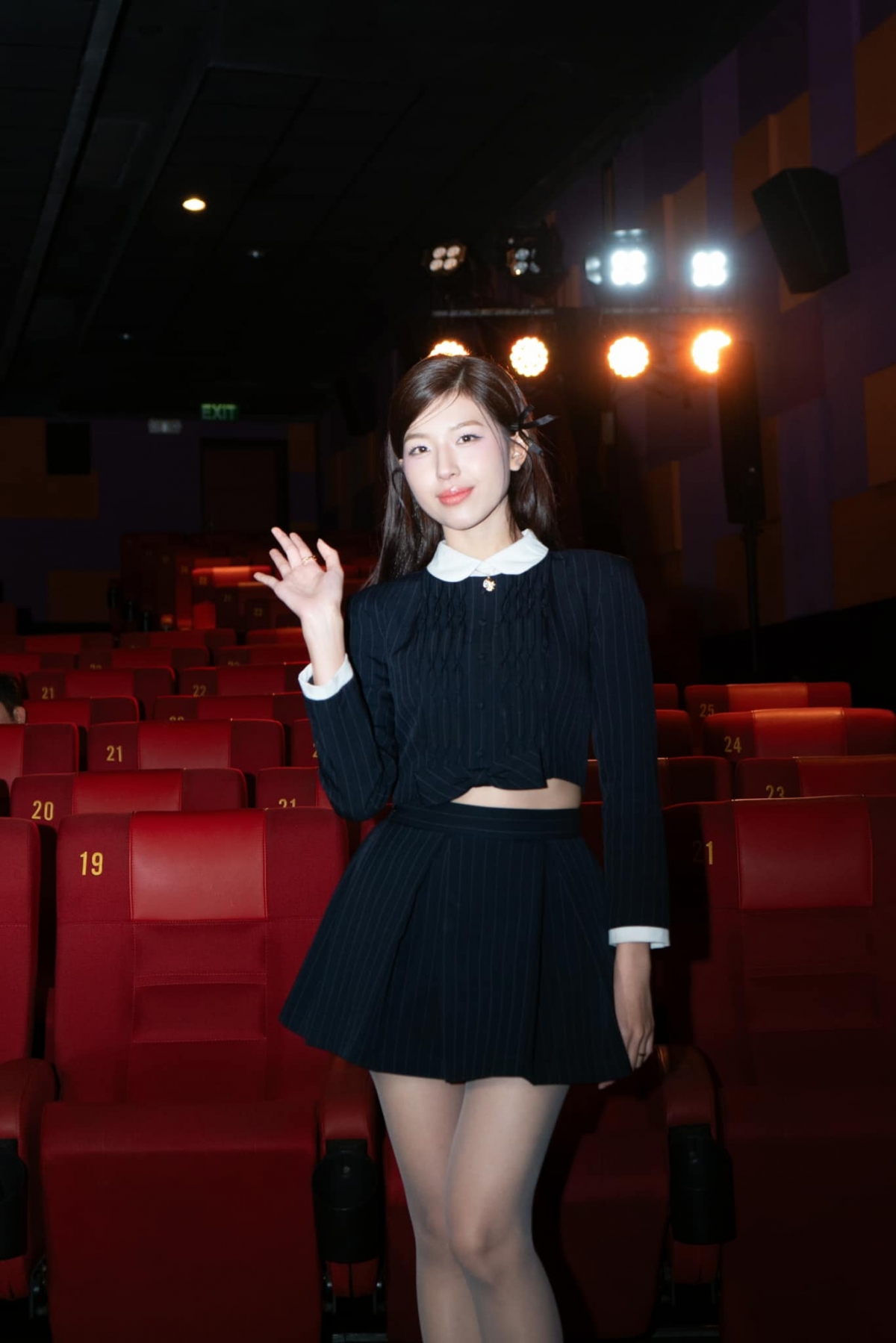 Cô từng đỗ Á khoa Đại học Sân khấu Điện ảnh TP.HCM. Bên cạnh ca hát, nữ diễn viên còn có khả năng sáng tác và rap. Sau cuộc thi Vietnam Idol, cô ra mắt một số ca khúc như "Tình tang đắm say", "Sao hiểu được"...