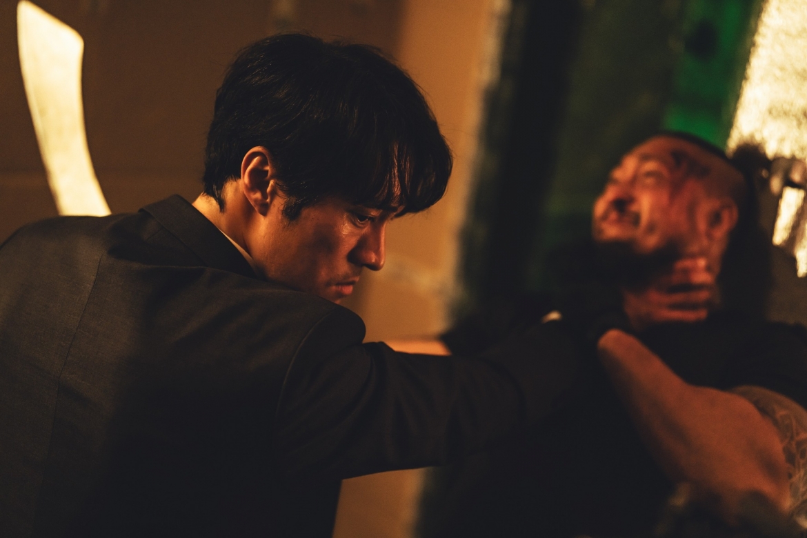 Sau 13 năm vắng bóng trong thể loại Noir, So Ji-sub đã trở lại mạnh mẽ với series hành động “Mercy for None”. (Ảnh: Netflix)