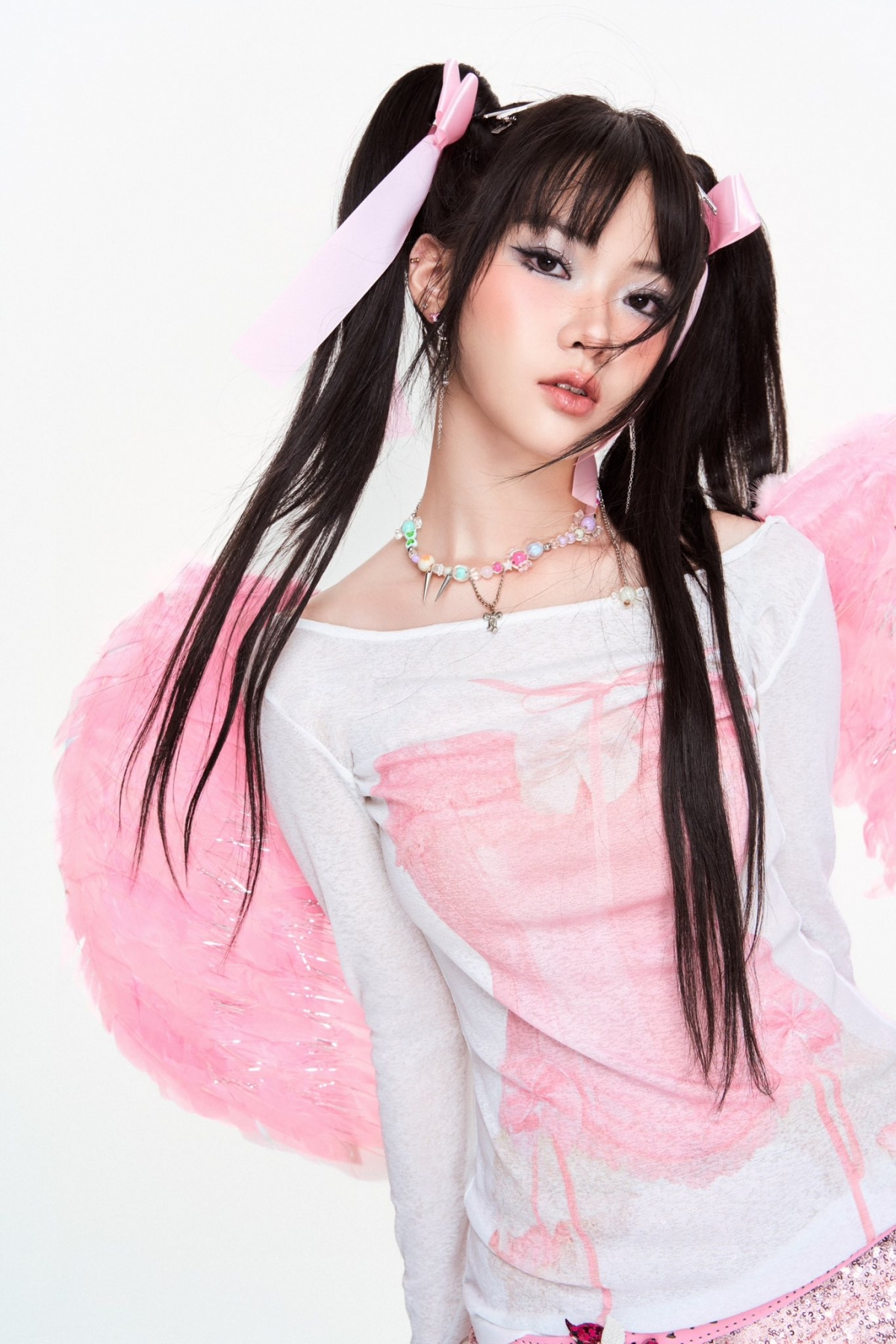 Là em út của chương trình, nhưng Ánh Sáng AZA không đến với Em xinh “say hi” bằng sự bỡ ngỡ. Ra mắt từ năm 12 tuổi trong nhóm nhạc SGO48 - một nhánh của mô hình idol Nhật Bản nổi tiếng, cô từng trải qua quá trình đào tạo bài bản, nghiêm ngặt từ kỹ năng hát, nhảy đến biểu diễn. Không chỉ có ngoại hình tươi sáng và năng lượng trẻ trung, Ánh Sáng AZA còn mang đến chương trình tinh thần “dám làm, dám mơ” và tâm thế học hỏi.