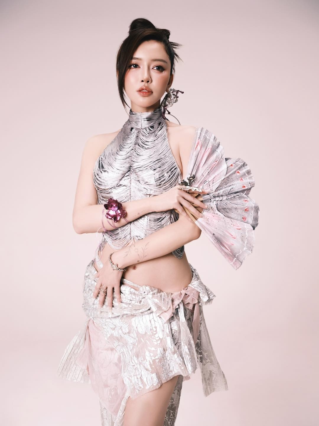 Không chỉ biến hóa trong âm nhạc, phong cách thời trang của Bích Phương cũng thay đổi linh hoạt. Từ hình ảnh nữ tính, dịu dàng ở giai đoạn đầu, nữ ca sĩ chuyển sang phong cách quyến rũ, thể hiện rõ sự trưởng thành và cá tính riêng.