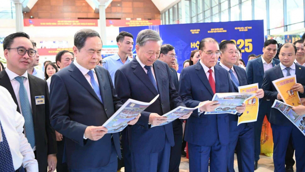 Các đồng chí lãnh đạo Đảng và Nhà nước thăm gian trưng bày của Đài Tiếng nói Việt Nam (VOV) tại Diễn đàn Báo chí toàn quốc 2025.