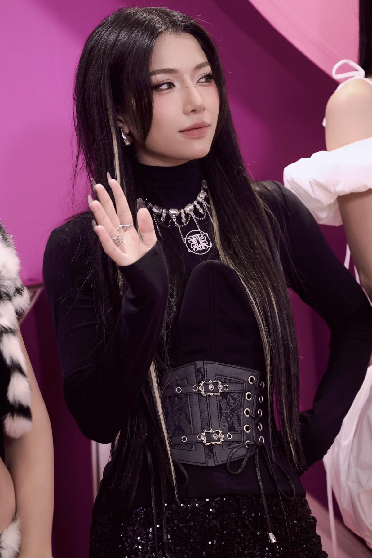 LyHan là một tân binh đầy triển vọng với lợi thế là giọng hát lôi cuốn, khả năng sáng tác và ngoại hình xinh xắn. Mặc dù mới gia nhập làng nhạc Việt với MV "Nhân danh tình yêu" - một ca khúc do chính LyHan sáng tác, nhưng cô không phải là gương mặt xa lạ đối với giới trẻ. Với 1,7 triệu người theo dõi trên TikTok, cô khẳng định được sức hút mạnh mẽ qua các video âm nhạc và phong cách cá nhân độc đáo.