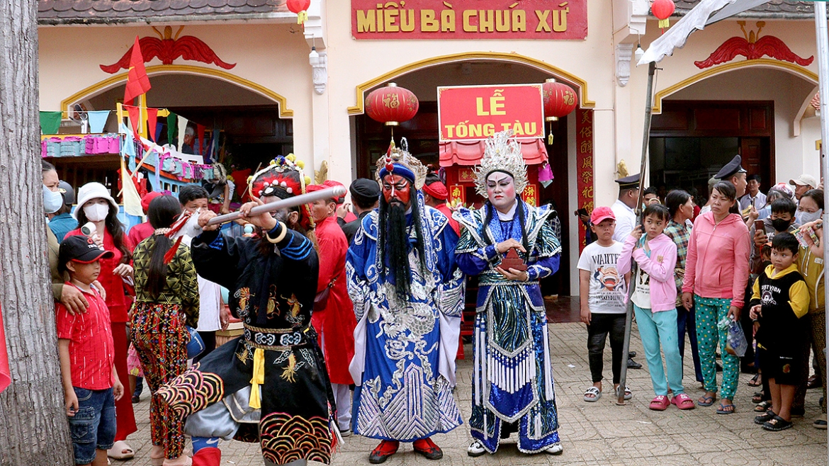 Ba vị Quan Công, Quan Bình và Châu Xương làm lễ chuẩn bị xuất hành.