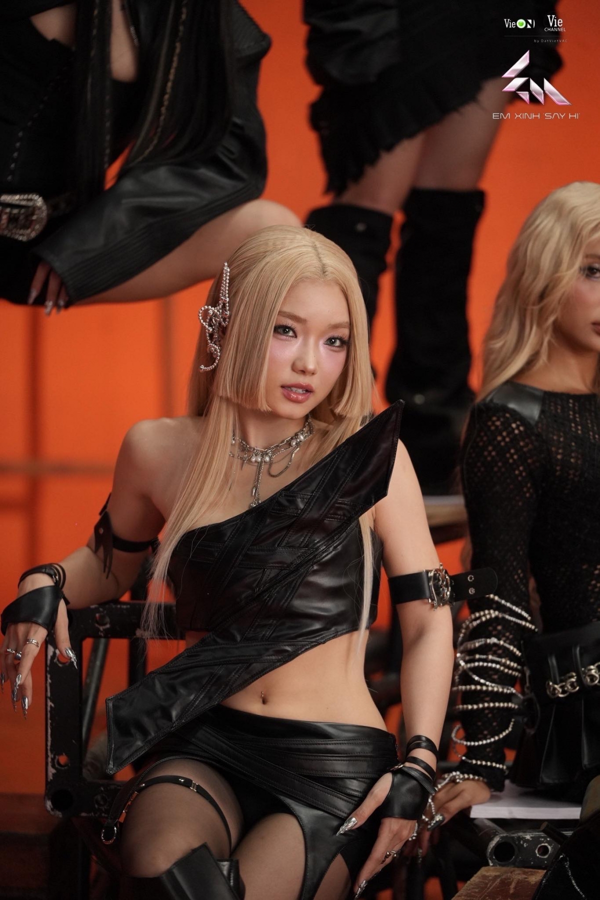 Sân khấu Em xinh “say hi” chào đón thêm một bóng hồng Rap Việt – Danmy. Không chỉ sở hữu những flow rap cuốn hút, Danmy còn gây sốt khi sở hữu vẻ đẹp ngọt ngào nhưng không kém phần sắc sảo, cá tính. Cô là một nghệ sĩ trẻ đa năng khi không chỉ viết rap mà còn sáng tác ballad. Đặc biệt, Danmy còn có khả năng múa đương đại, ballet và dancesport, cho phép cô kết hợp ngôn ngữ hình thể vào biểu diễn.