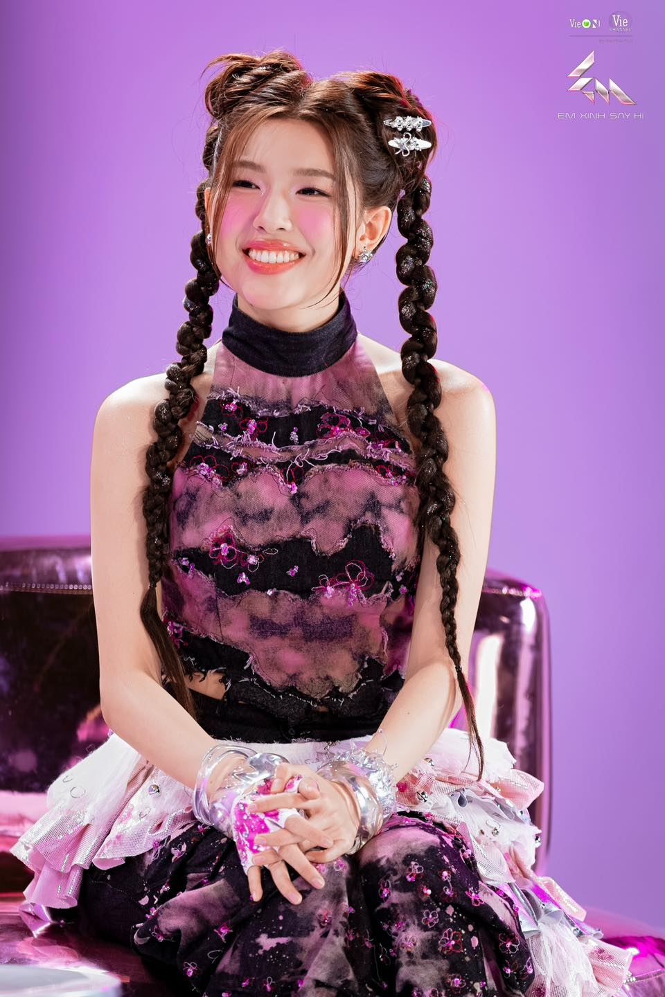 Diễm Hằng Lamoon, sinh năm 2003, nhận được nhiều sự quan tâm của khán giả khi tham gia chương trình Em xinh "say hi". Cô debut vào tháng 10/2024 với MV "Một mình", mang đậm dấu ấn cá nhân, khẳng định khả năng sáng tác và trình diễn.