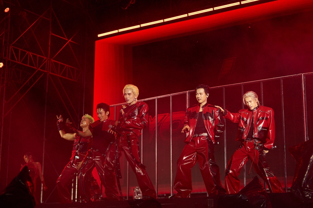 5 thành viên Jun Phạm, S.T Sơn Thạch, Bùi Công Nam, BB Trần và Kay Trần.