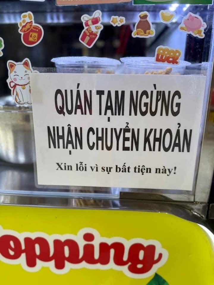 Một số hàng ăn dán thông báo dừng nhận thanh toán bằng chuyển khoản