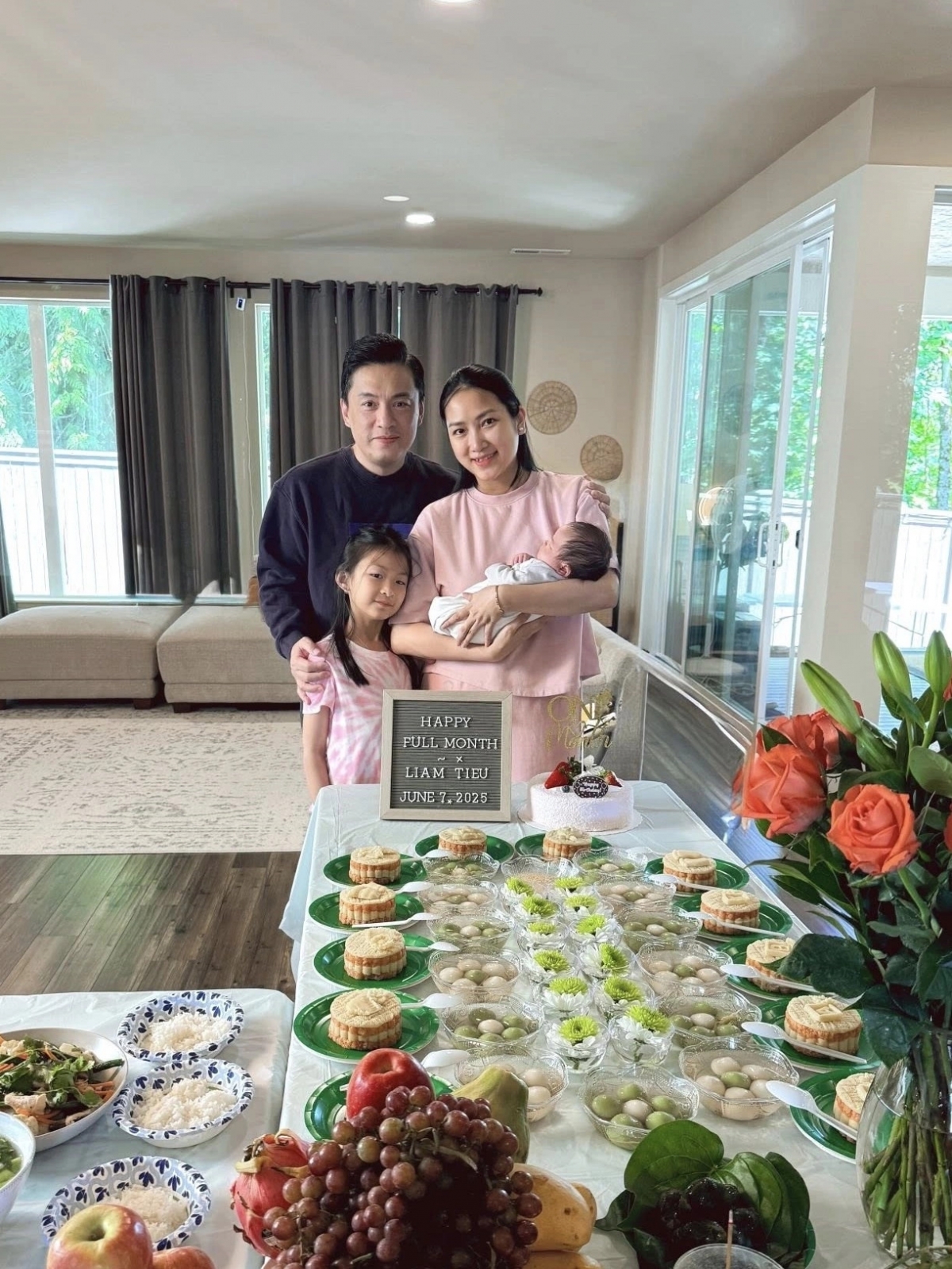 Ca sĩ Lam Trường cùng bà xã Yến Phương làm mâm cúng kiểu truyền thống mừng con trai, bé Liam Tiêu, đầy tháng ở Mỹ.