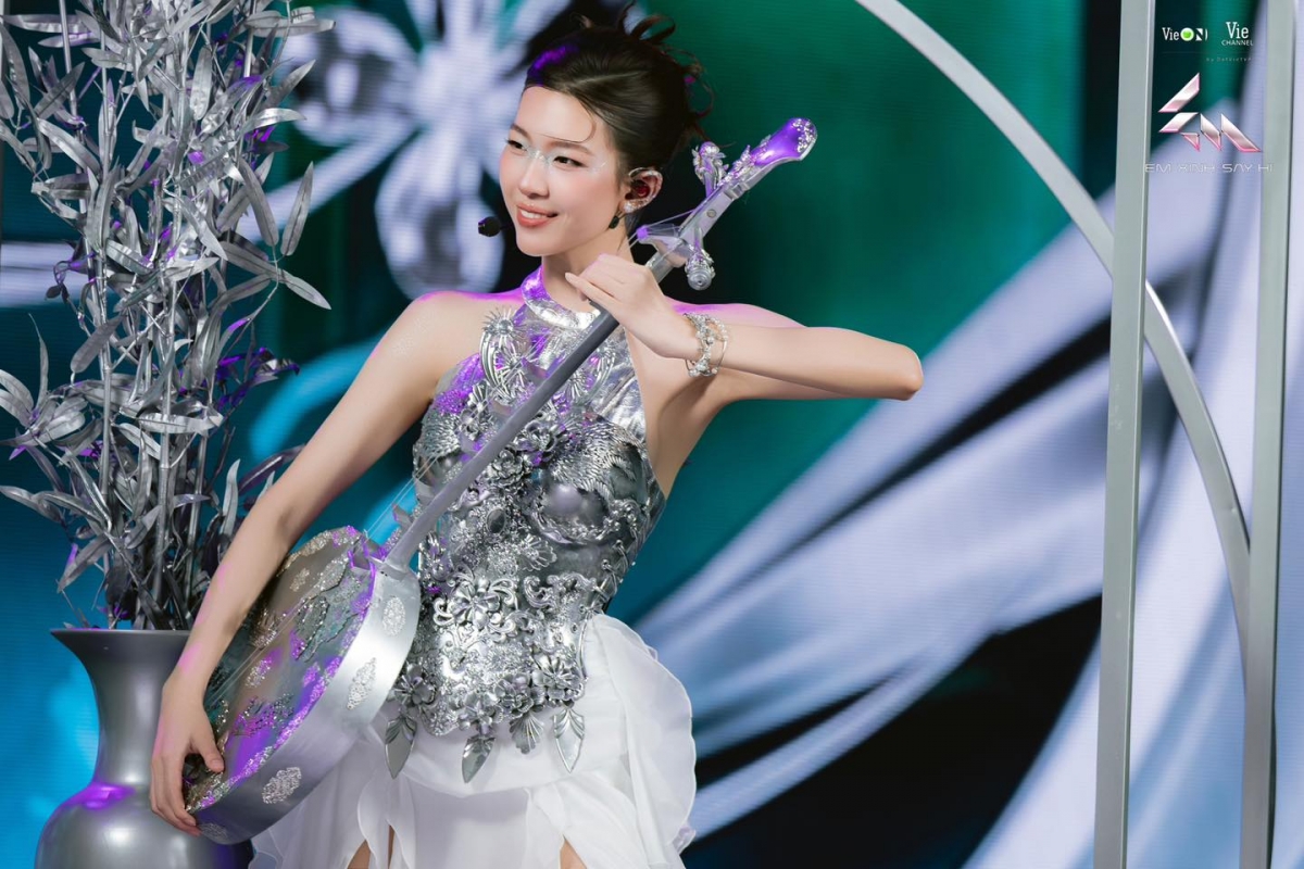 Nữ ca sĩ theo đuổi hình tượng vocalist đa năng: sáng tác, sản xuất nhạc, viết lời và đọc rap. Trước đó, Lamoon từng vào Top 6 Vietnam Idol 2023 và sau đó tạm rút lui để tập trung cho màn ra mắt.