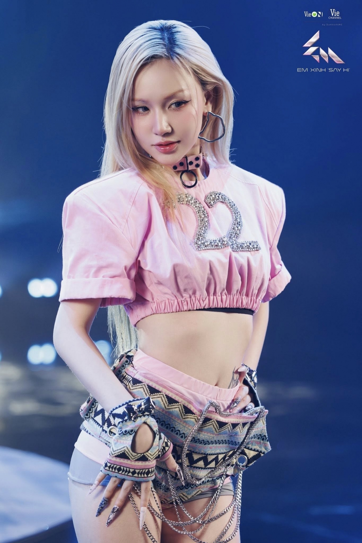 Saabirose đến với Em xinh “say hi” với phong cách rap đặc trưng và tinh thần sẵn sàng bứt phá. Bắt đầu viết nhạc từ năm 17 tuổi, Saabirose hiện đã sở hữu hơn 100 ca khúc tự sáng tác. Không chỉ dừng lại ở số lượng, Saabirose có nhiều bản hit ấn tượng, được nhiều khán giả biết đến như Hot hòn họt, Anh nghĩ em tiếc anh sao… Tại Em xinh “say hi”, khán giả trông đợi Saabirose không chỉ là một rapper mà là một người kể chuyện bằng âm nhạc.