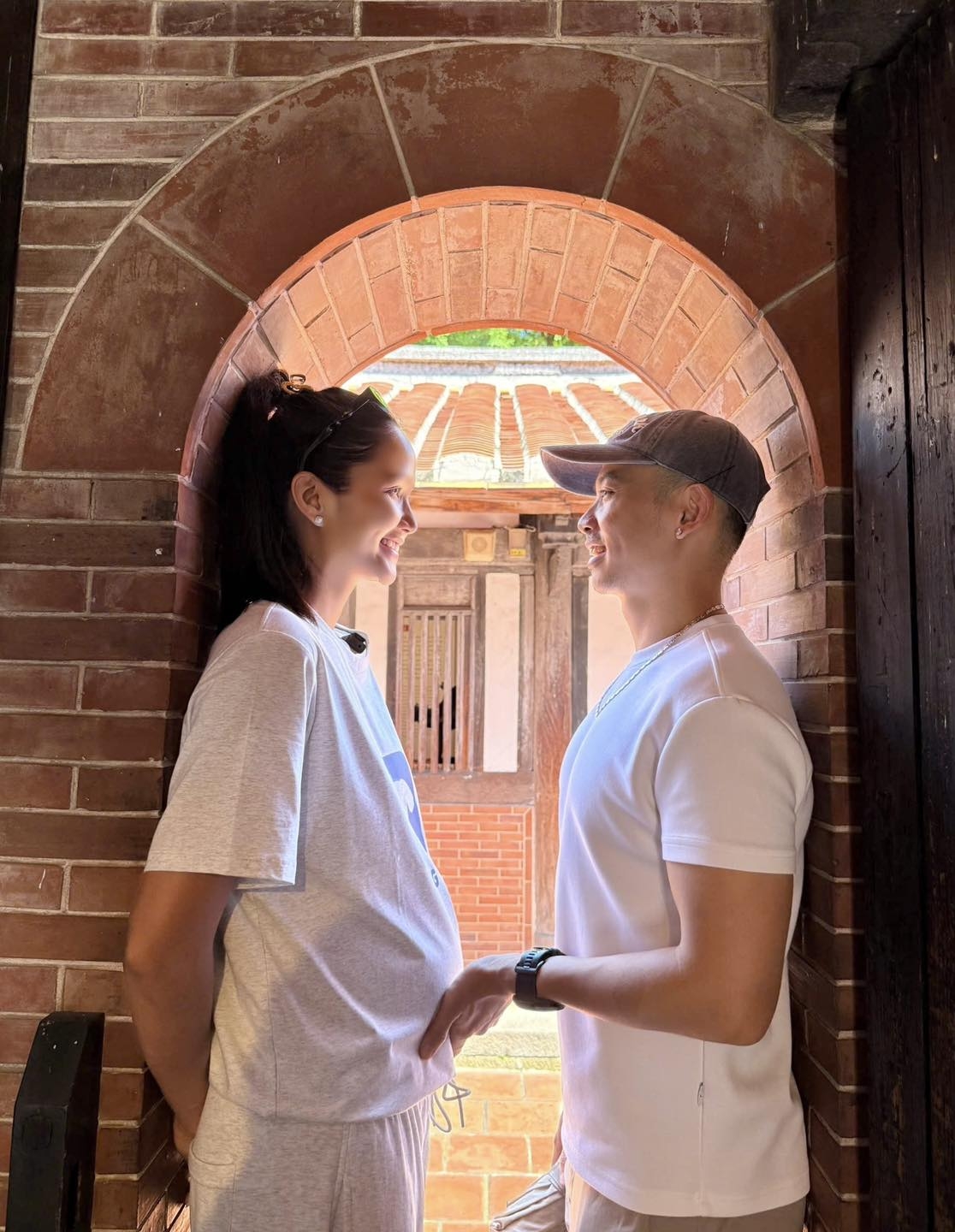 Khi đi chơi với ông xã Tuấn Khôi, H'Hen Niê chọn trang phục đơn giản, thoải mái với bộ đồ thun. Cô không trang điểm cầu kỳ, tóc buộc cao.