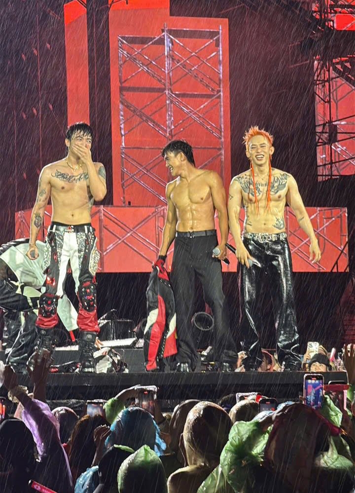 Khoảnh khắc các anh tài Soobin, Kay Trần, Nguyễn Trần Duy Nhất cởi trần khiến khán giả hò reo ầm ĩ. Ảnh: BTC