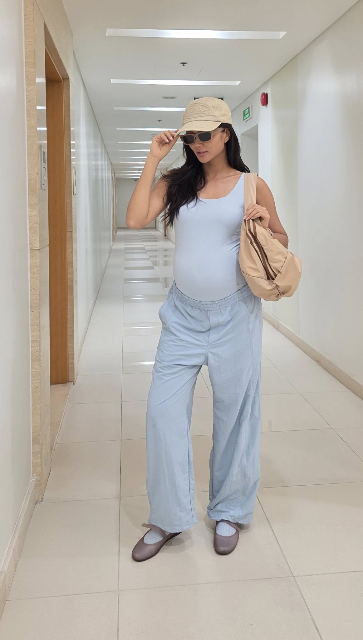 H'Hen Niê khoe bộ trang phục đi làm với áo bodysuit ôm sát kết hợp quần ống rộng. Nhiều khán giả bình luận về thời trang bầu của H'Hen Niê, cho rằng cô nên mặc đồ rộng rãi thay vì những thiết kế ôm sát. Đáp lại, nàng hậu cho biết cô rất cảm kích khi được những người yêu mến quan tâm, tuy nhiên phong cách này theo cô là thoải mái và bắt trend.