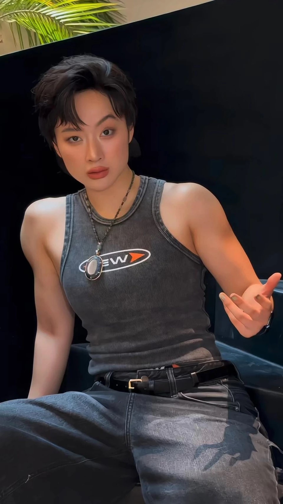 Thời gian gần đây, hình ảnh Angela Phương Trinh thay đổi "180 độ" khiến công chúng bất ngờ với nhiều thắc mắc. Angela Phương Trinh của hiện tại vạm vỡ, cơ bụng 6 múi rõ nét, vai nở, tay rắn chắc và lưng xô ấn tượng.