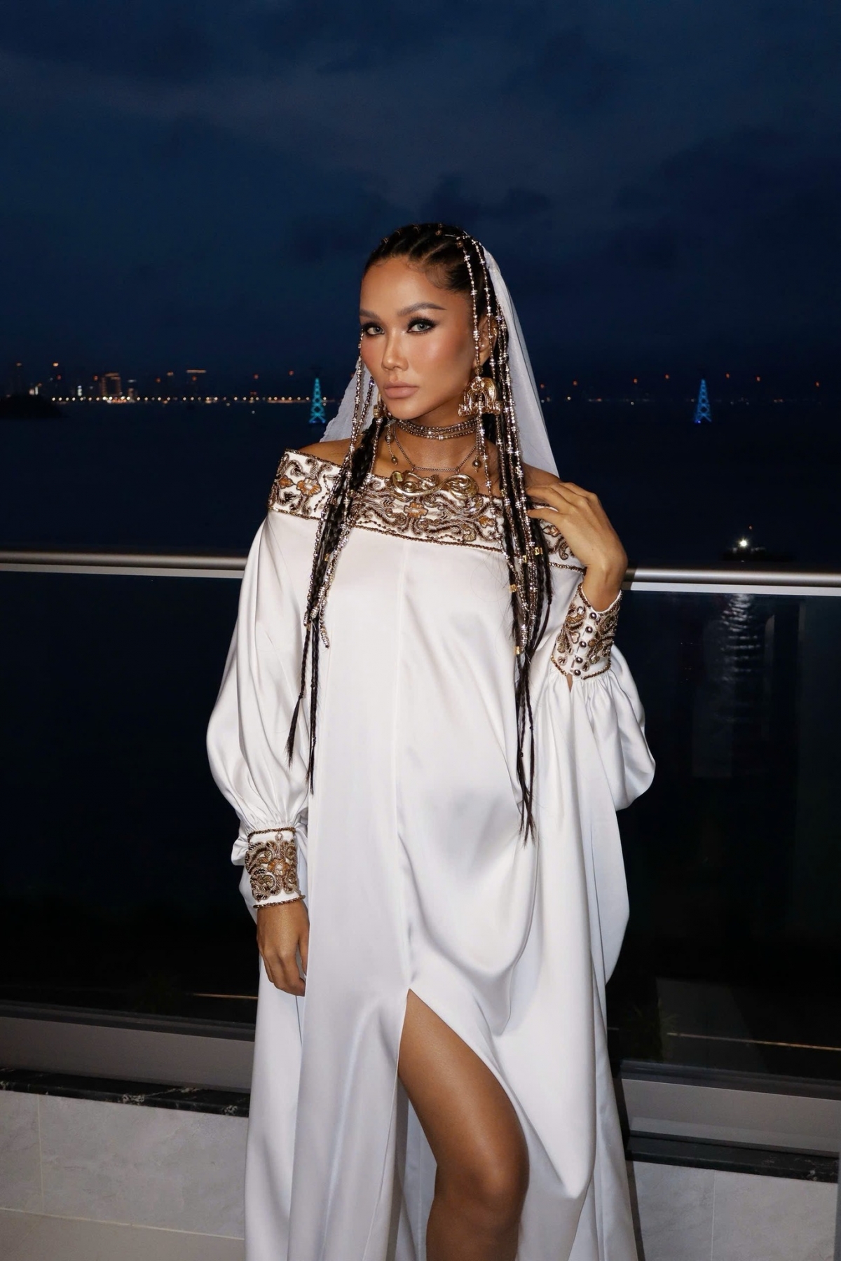 Tại bán kết Hoa hậu Hoàn vũ Việt Nam 2025, H'Hen Niê chọn bộ đầm phom dáng rộng, đuôi váy dài. Mái tóc được tết cầu kỳ và trang điểm đậm với điểm nhấn vào mắt, người đẹp được so sánh như "Nữ hoàng Ai Cập" trong truyện tranh.