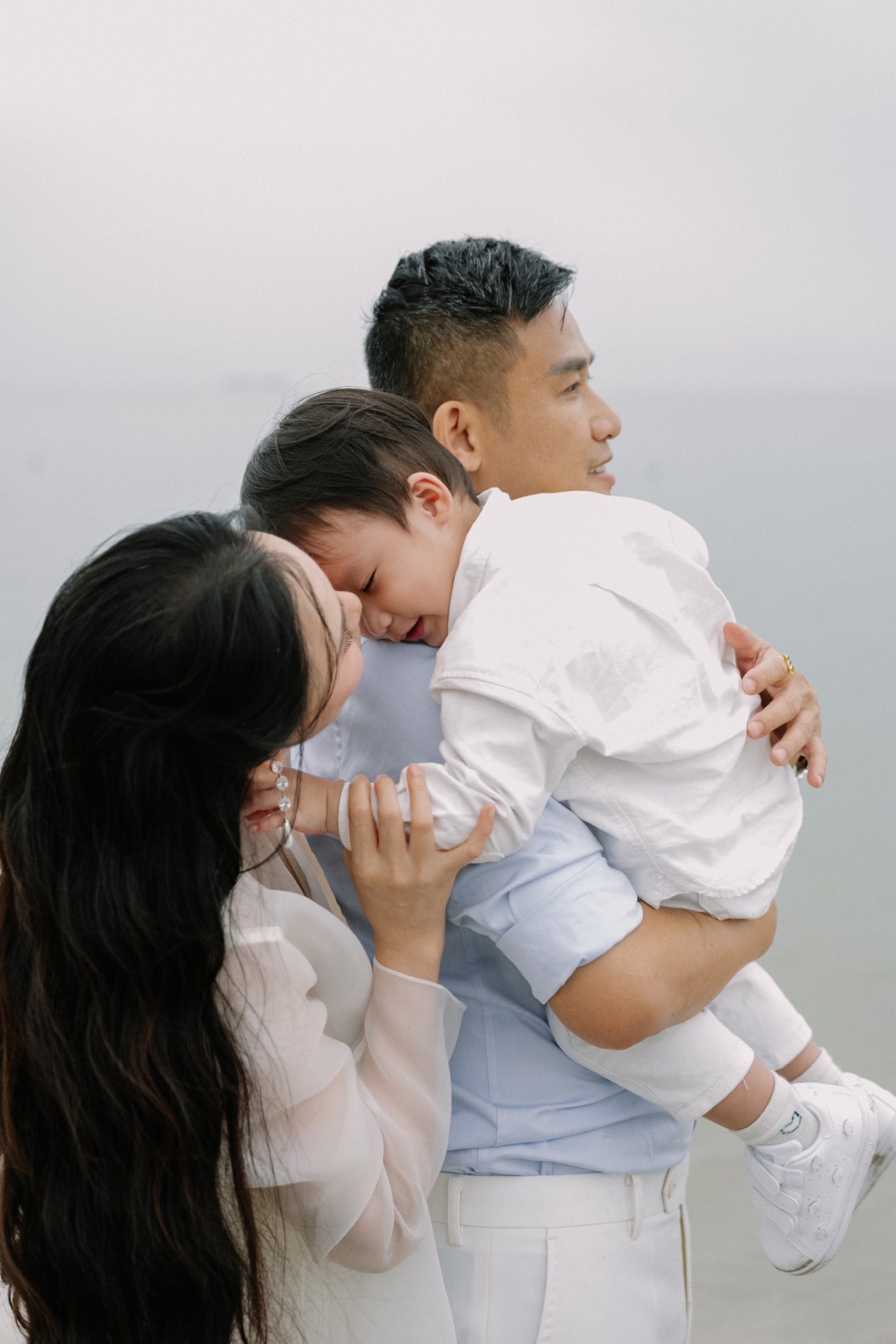 Hồ Quỳnh Hương đăng ảnh vui đùa ở biển cùng ông xã và con trai. (Nguồn: FBNV)