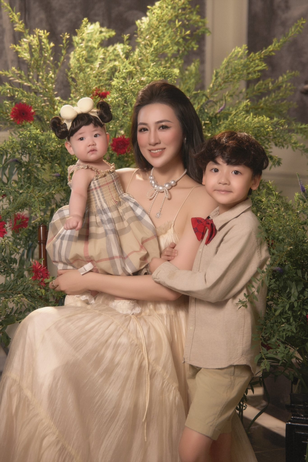 Á hậu Dương Tú Anh bày tỏ ở tuổi 32, cô có hai con luôn khoẻ mạnh, ngoan ngoãn là có tất cả.