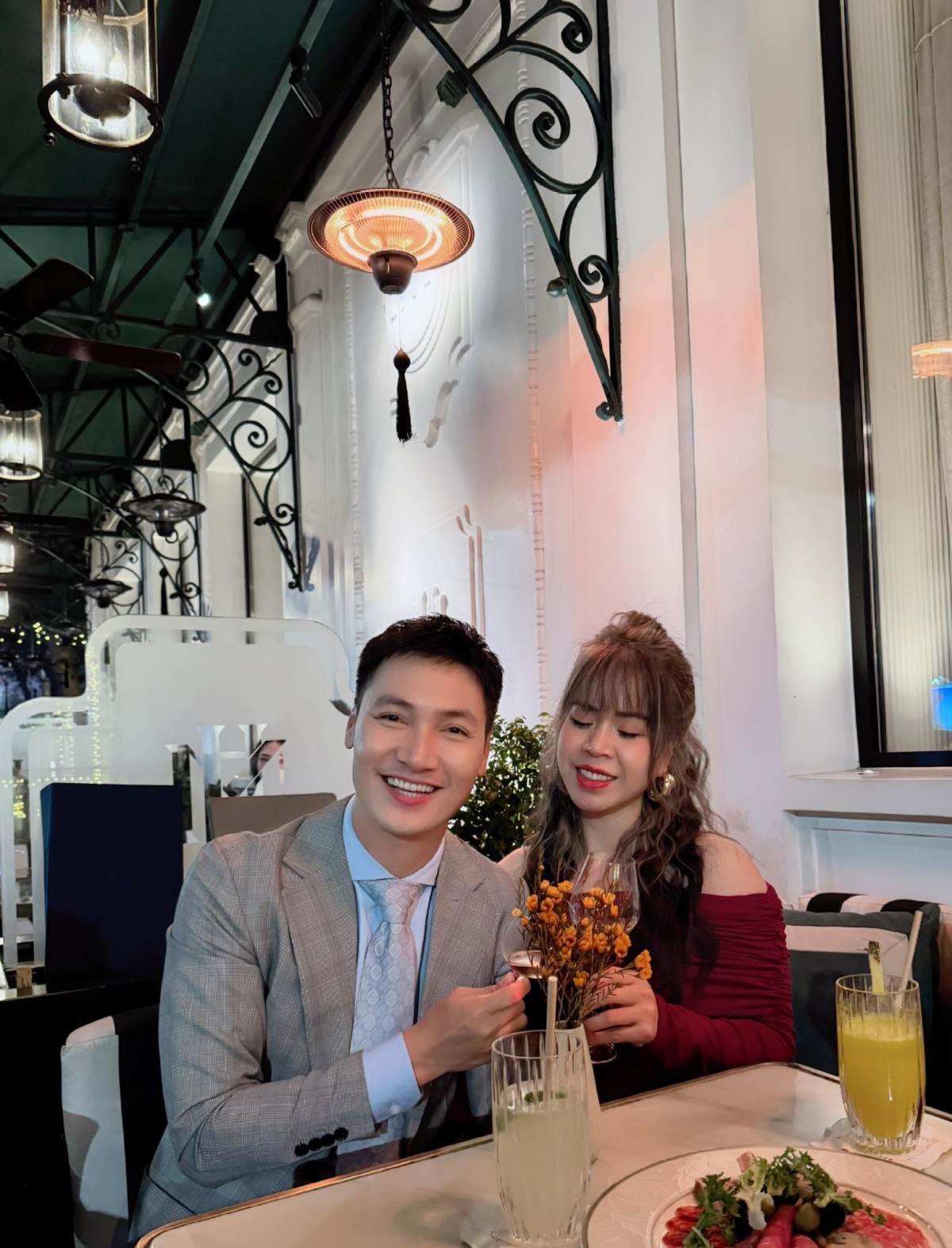 Mạnh Trường đăng ảnh tình tứ bên bà xã: “Biết nhau từ năm 14 tuổi mà giờ tiểu thơ đã tròn 40. Tìm mãi mới có cái ảnh trông chững chạc hợp với tuổi, chứ bình thường tiểu thơ cứ như mới ngoài 20 vậy”.
