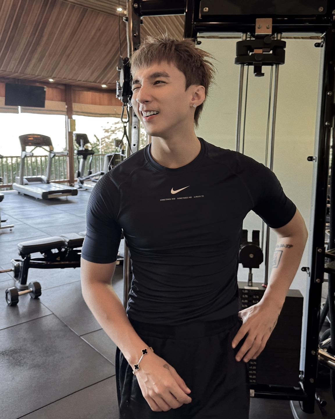 Sơn Tùng M-TP khoe thân hình săn chắc khi đi tập gym trong loạt ảnh mới. Anh diện áo thể thao ôm sát cơ thể, khoe bắp tay cuồn cuộn, kết quả của quá trình tập luyện chăm chỉ suốt thời gian qua. Nam ca sĩ hài hước viết: “Ăn nhiều thì mập, không tập thì nhớ em”. (Nguồn: FBNV)