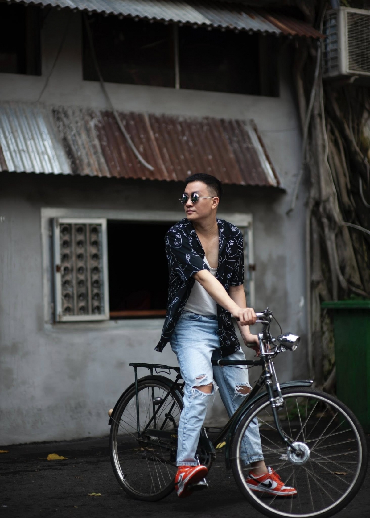 “Sống tích cực là phải biết mỉm cười khi nhận ra mình bước vào thời kỳ 8x thì ngán, 9x thì chê, 2000 lại bảo anh hơn tuổi mẹ em”, Lương Mạnh Hải hài hước viết.