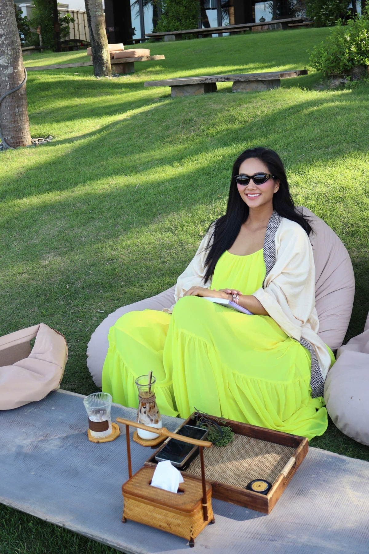 Sau những ngày làm giám khảo tại cuộc thi Hoa hậu Hoàn vũ Việt Nam 2025, H'Hen Niê dành thời gian nghỉ ngơi tại Đà Nẵng. Trong chuyến nghỉ dưỡng, người đẹp diện váy maxi màu neon nổi bật, chất liệu mềm mại tạo sự bay bổng và thoải mái, phù hợp với vóc dáng bầu bí.