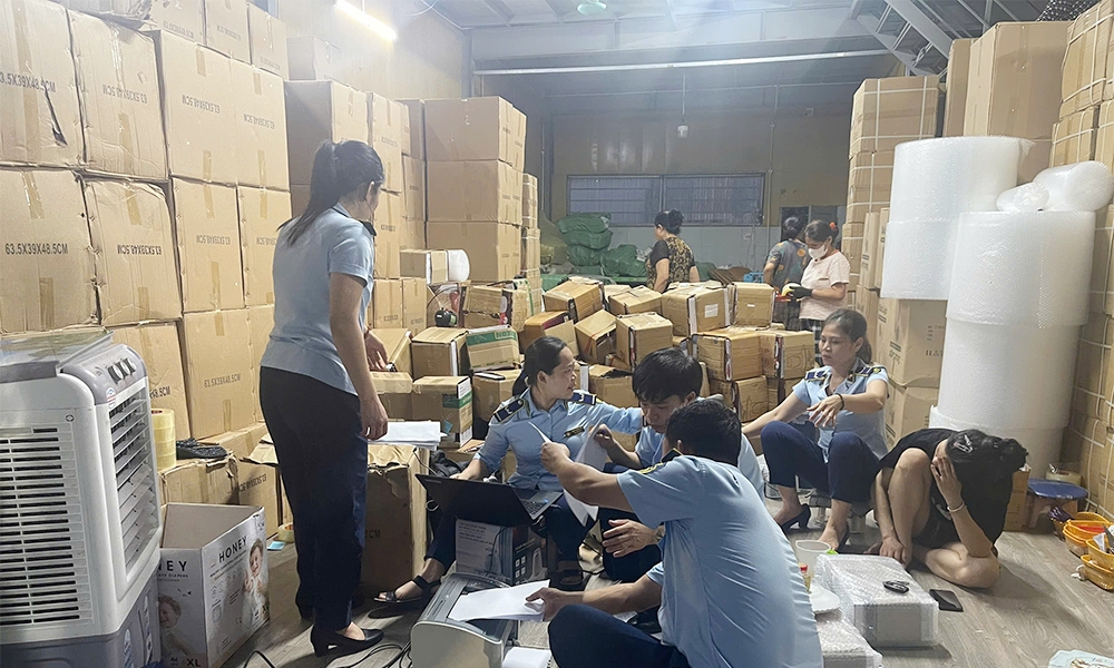 Lực lượng chức năng kiểm tra một cơ sở trên đường Đồng Cửa, phường Lê Lợi (thành phố Bắc Giang) kinh doanh hàng hóa không rõ nguồn gốc