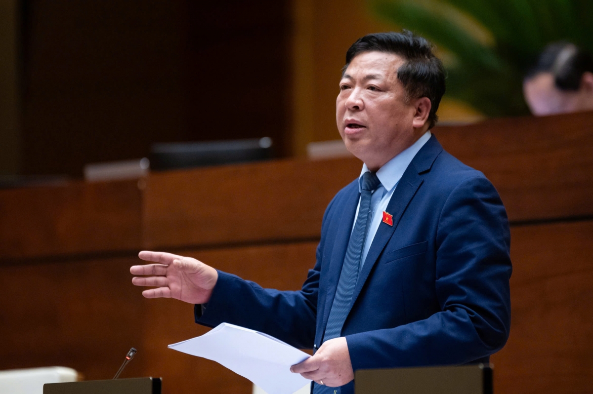 Bộ trưởng Bộ Xây dựng Trần Hồng Minh trình bày tờ trình dự án Luật Đường sắt (sửa đổi) sáng 16/6. 