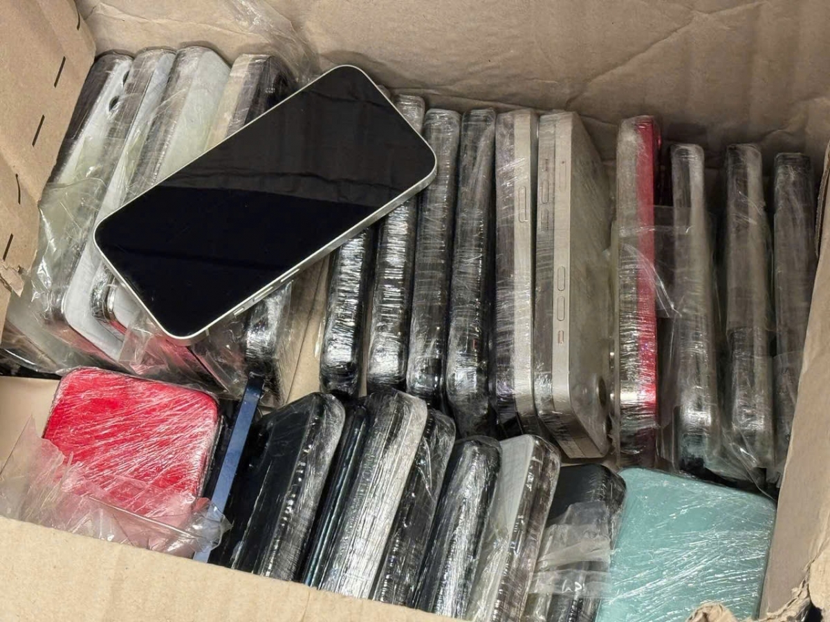 64 chiếc điện thoại của hành khách Mạc Tuấn Anh từ Incheon - Hàn Quốc đến Sân bay quốc tế Nội Bài.