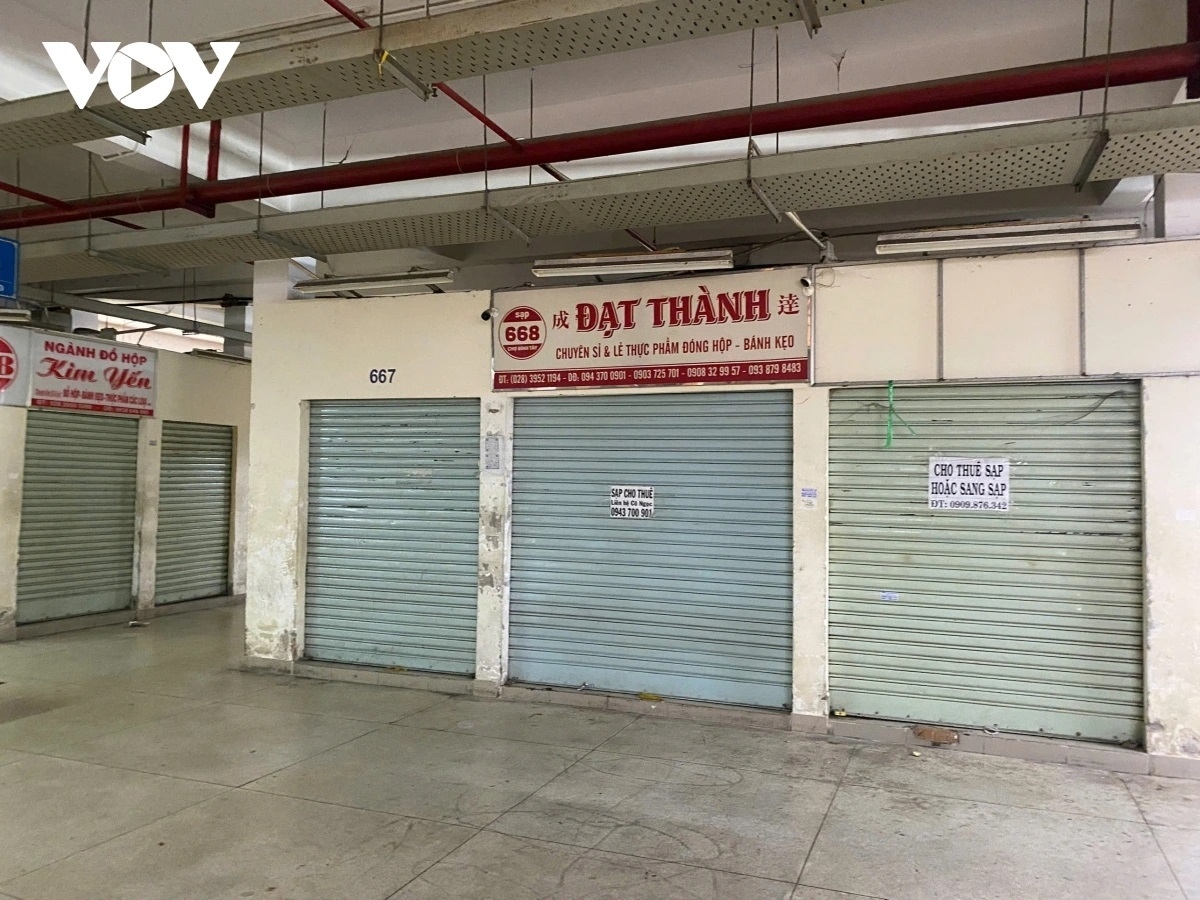 Người đến chợ Bình Tây chỉ có thể tìm thông tin trên bảng hiệu các sạp đã đóng cửa