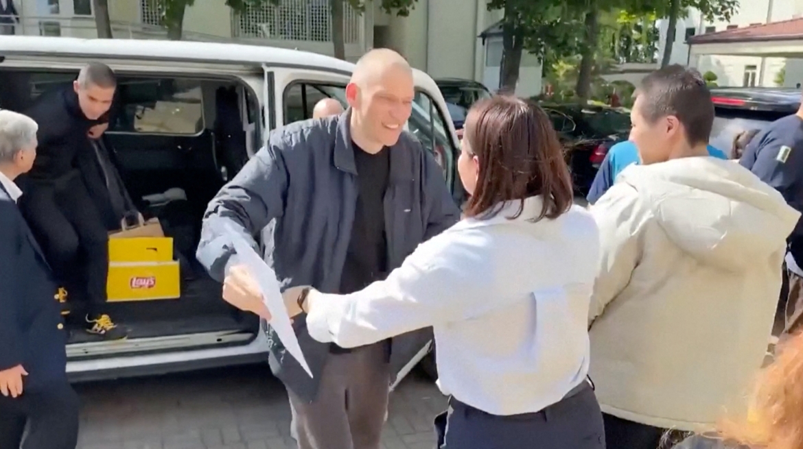 Ông Tikhanovsky, người từng bị kết án vì các hoạt động bị xác định là mang tính cực đoan và khủng bố được ân xá. Ảnh: Reuters