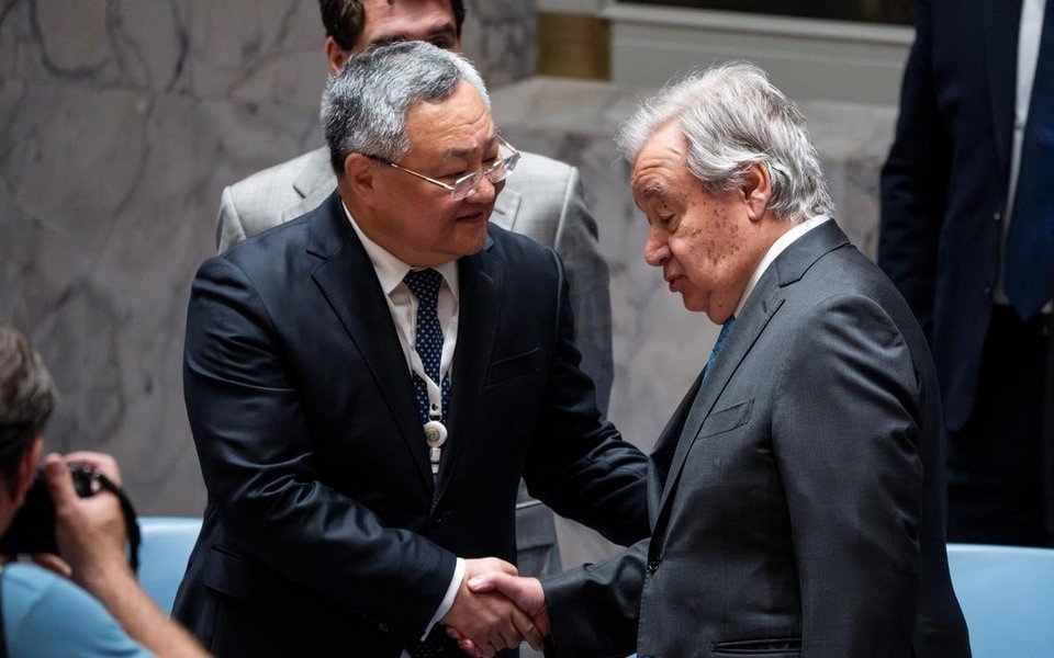 Đại sứ Trung Quốc tại Liên Hợp Quốc Phó Thông (trái) bắt tay Tổng thư ký Liên Hợp Quốc Antonio Guterres. Ảnh: Reuters.