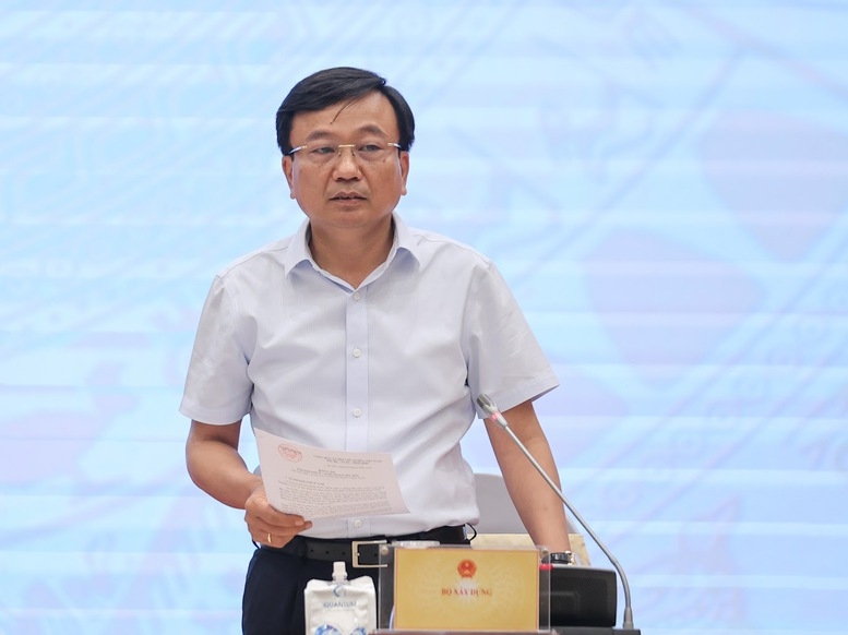 Thứ trưởng Bộ Xây dựng Nguyễn Danh Huy trả lời báo chí về phương án bỏ giấy phép xây dựng đối với các công trình, nhà ở của người dân - (Ảnh: VGP)