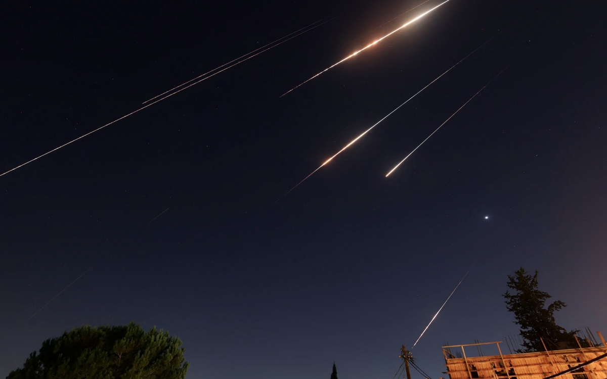 Tên lửa Iran lao tới Israel. Ảnh: Reuters.