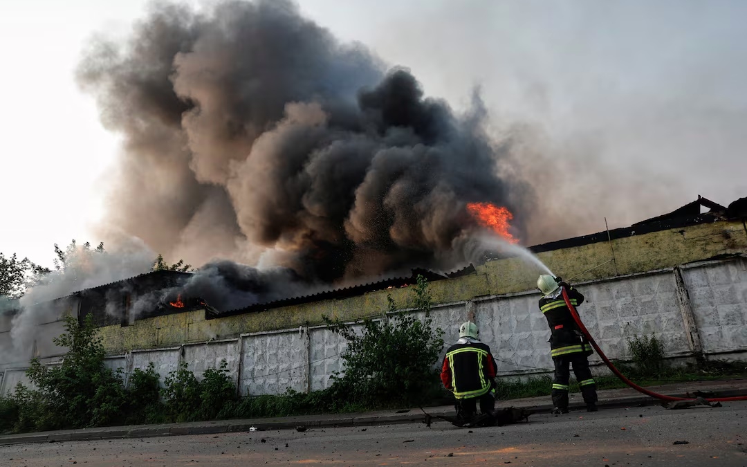 Lính cứu hỏa Ukraine nỗ lực dập lửa sau khi Nga tập kích UAV vào thủ đô Kiev. Ảnh: Reuters.