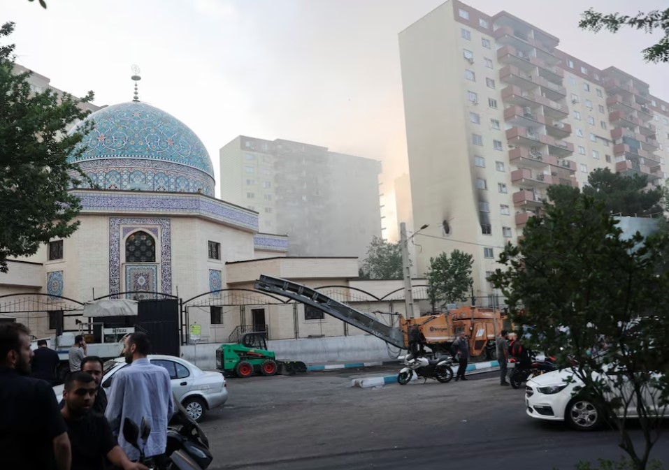 Một tòa nhà ở Tehran bị hư hại sau cuộc tấn công của Israel. Ảnh: Reuters