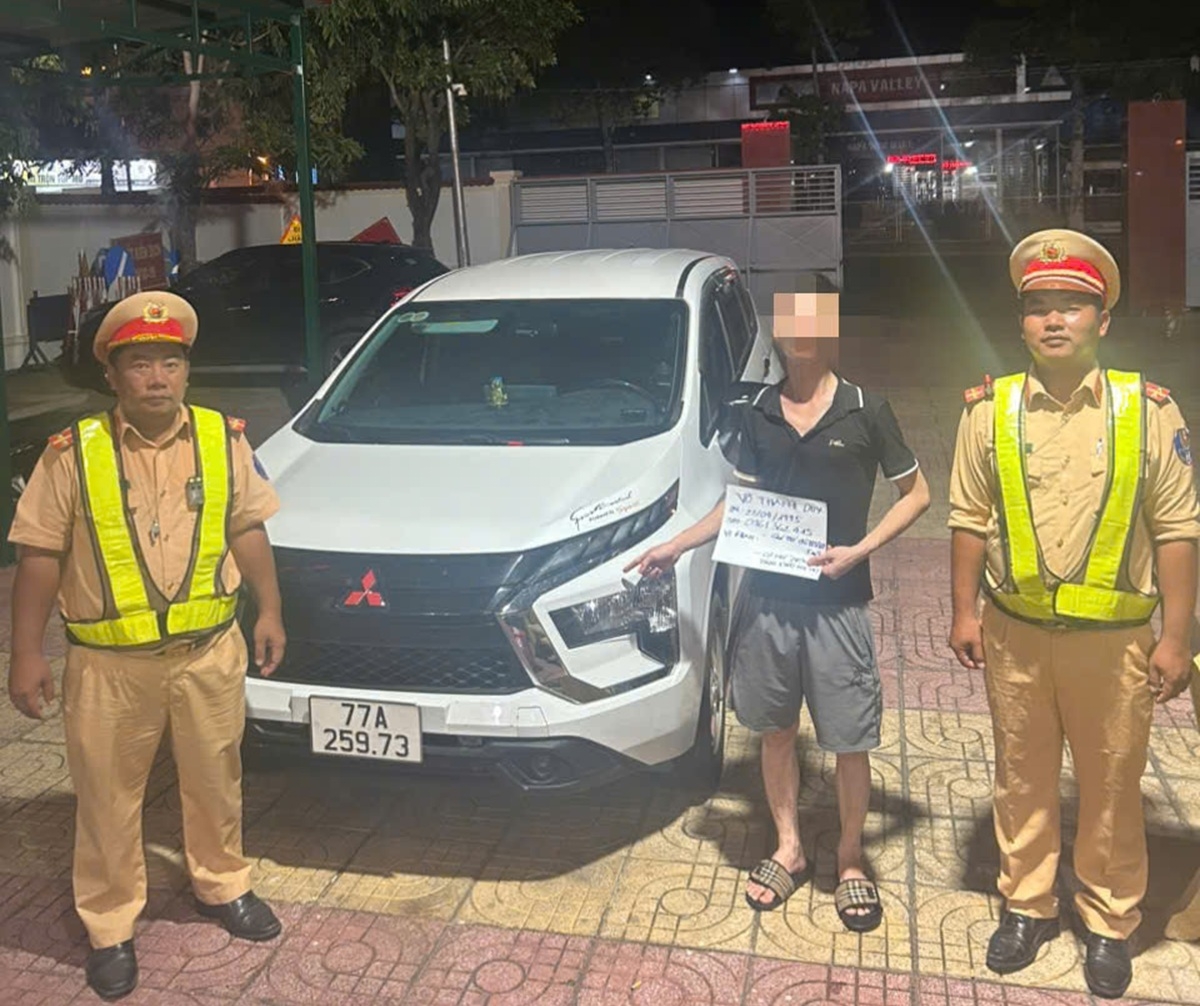 Tài xế D. cùng với phương tiện tại cơ quan công an. Ảnh: B.H