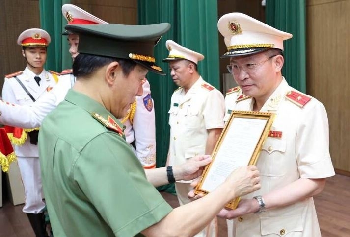 Đại tướng Lương Tam Quang, Bộ trưởng Bộ Công an trao quyết định cho Thiếu tướng Nguyễn Minh Tuấn.