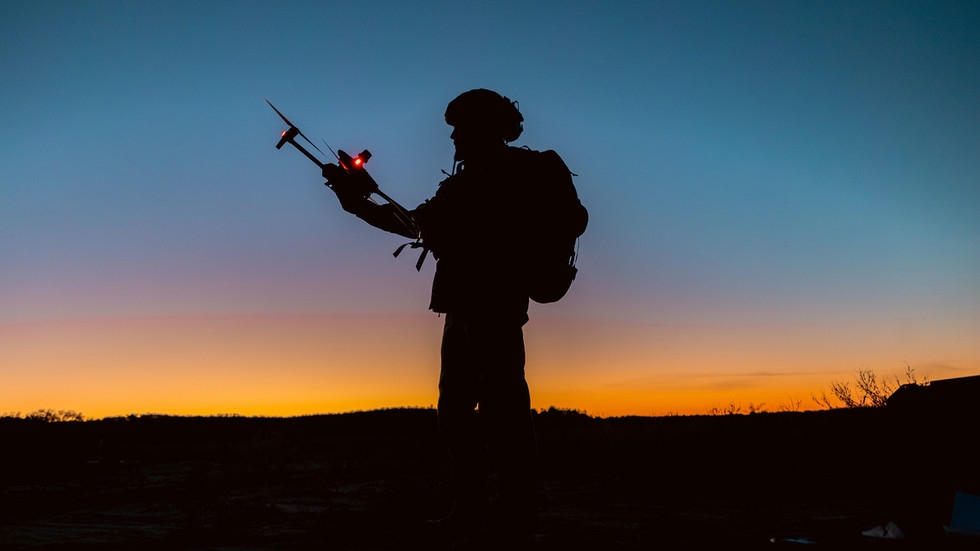 Một binh lính triển khai UAV (Ảnh: Reuters)