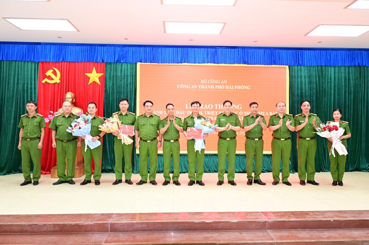 Đại tá Bùi Trung Thành, Phó Giám đốc Công an TP Hải Phòng biểu dương, khen thưởng các lực lượng tham gia phá án. (Ảnh: Công an Hải Phòng)