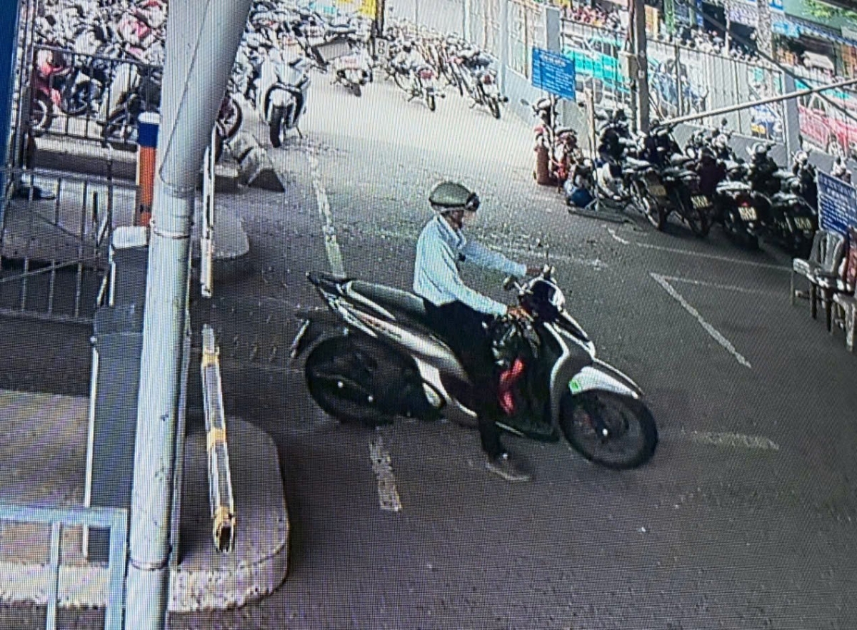 Hình ảnh Trần Thế Anh sau khi trộm xe máy được camera ghi lại.