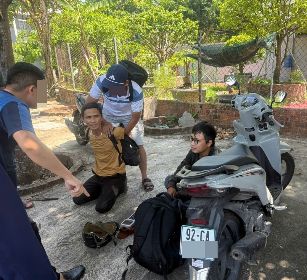 Trần Thế Anh (áo vàng) và Lê Thanh Thành cùng phương tiện vừa trộm cắp được.