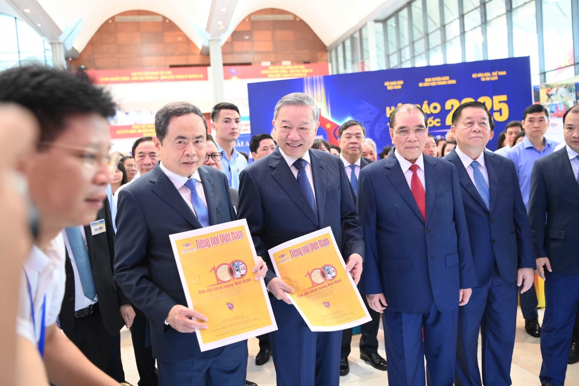 Các đồng chí lãnh đạo Đảng và Nhà nước thăm gian trưng bày của Đài Tiếng nói Việt Nam (VOV) tại Diễn đàn Báo chí toàn quốc 2025.