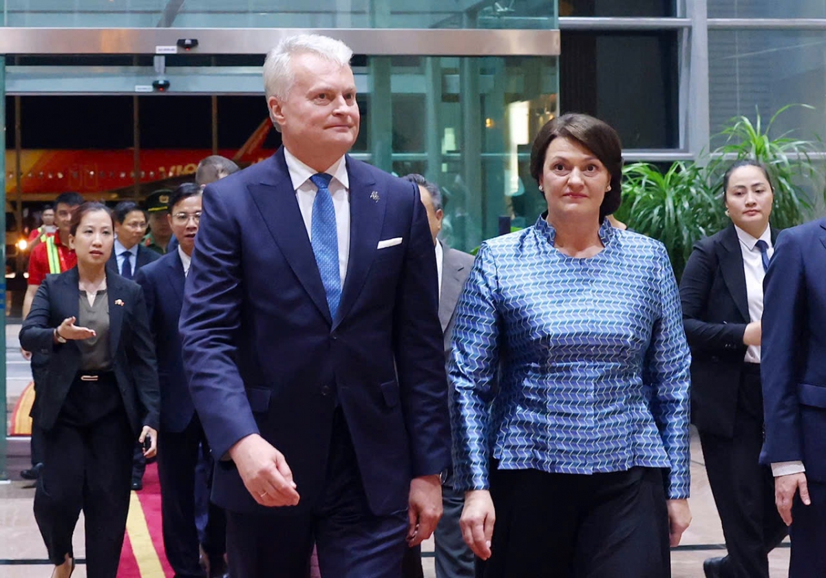 Tổng thống nước Cộng hòa Litva Gitanas Nauseda và Phu nhân tới Hà Nội, bắt đầu thăm chính thức Việt Nam (Ảnh: Phạm Kiên/TTXVN)