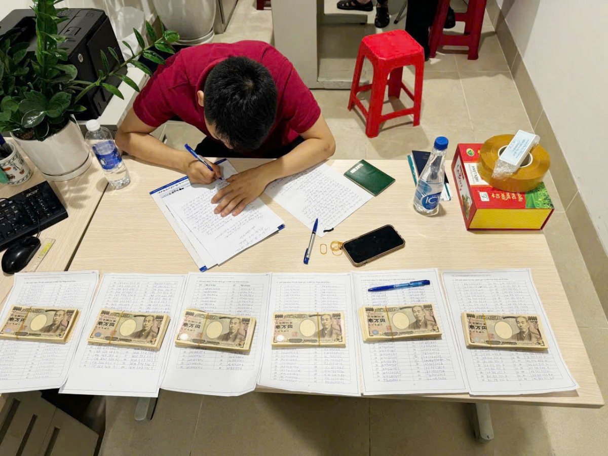 690 tờ tiền, mệnh giá 10.000 là tiền Yên Nhật được cất giấu trong hành lý xách tay