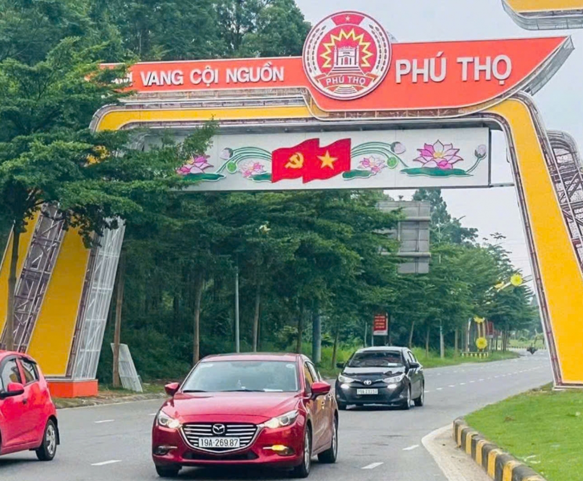 Cổng chào tỉnh Phú Thọ mới, lối dẫn từ cao tốc Nội Bài - Lào Cai vào thành phố Việt Trì. Ảnh TĐ.