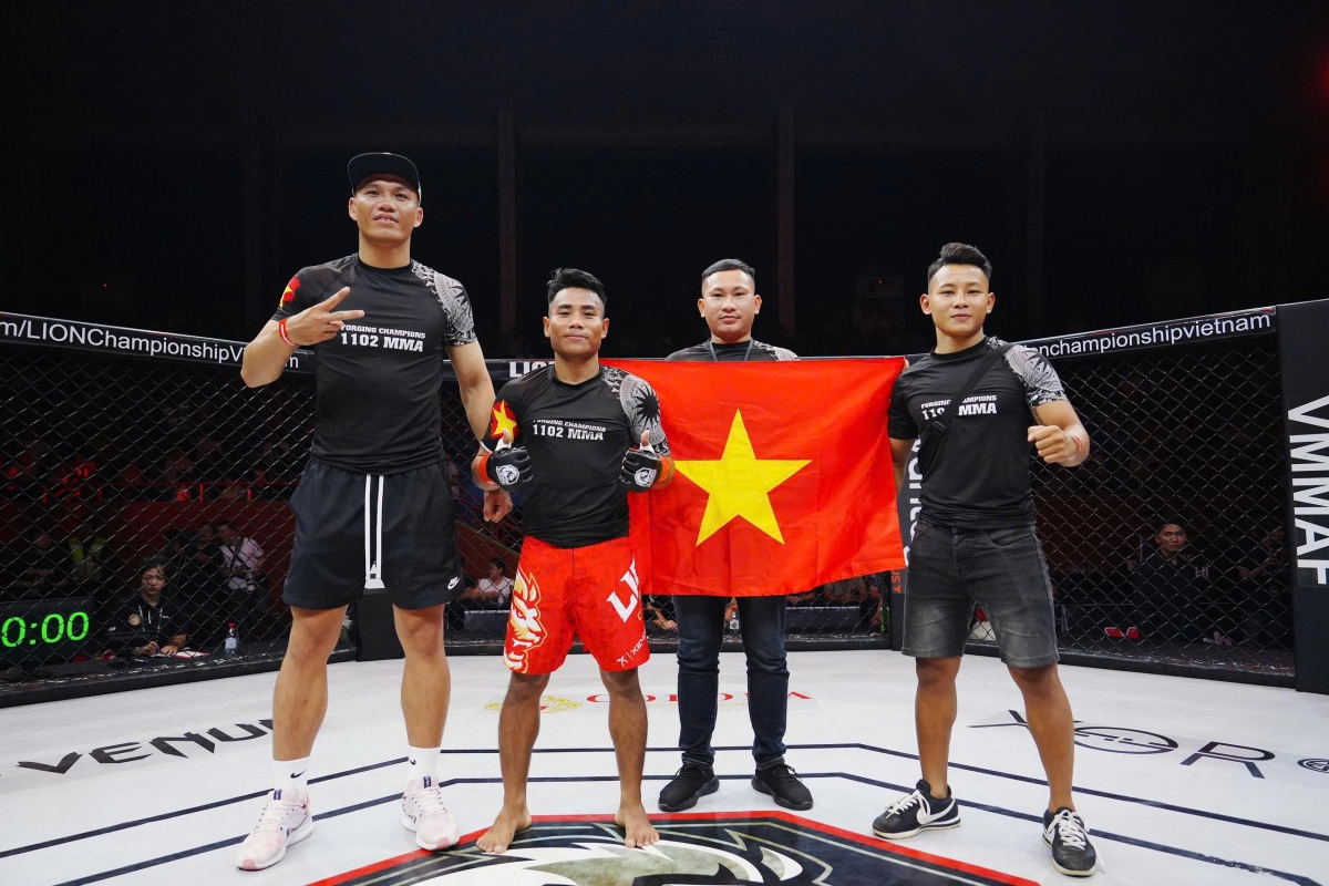 Võ sĩ Việt Nam chủ động phòng ngự rồi sau đó tung ra những cú đá liên tiếp khiến đối thủ hông thể chịu được áp lực và quyết định đầu hàng. 