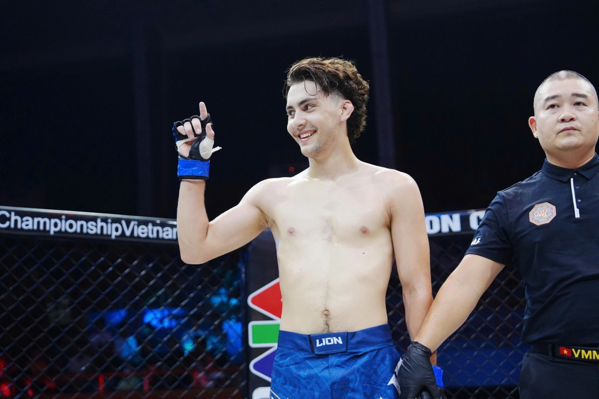 Adel Iabbarov là người bị lấn lướt trong phần lớn thời gian nhưng VĐV người Nga đã thể hiện kinh nghiệm với đòn khóa siết cổ ấn tượng để giành chiến thắng chung cuộc. 