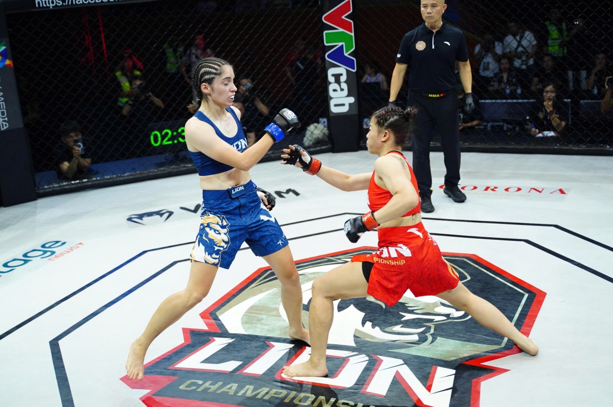 Sau những giây đầu tiên thi đấu thận trọng, Đào Thị Như Quỳnh tăng tốc và buộc Karina Veis phải nằm sàn. Như Quỳnh liên tục tung ra những đòn đánh liên tiếp khiến đối thủ không thể chống đỡ và chiếm ưu thế rõ ràng trong hiệp 1. 